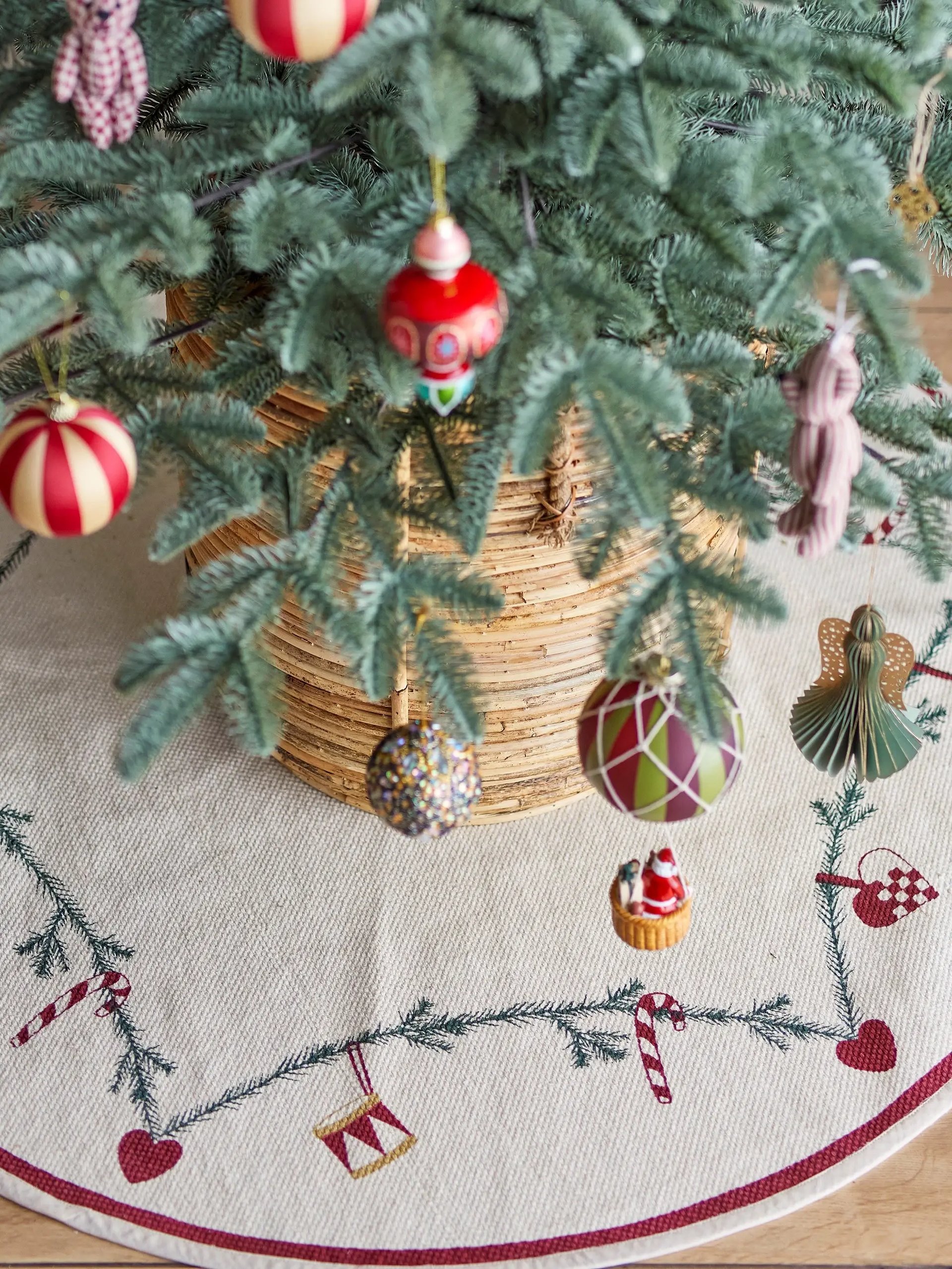 Juletreguide - Finn ditt neste juletre hos Julehuset Skeidar